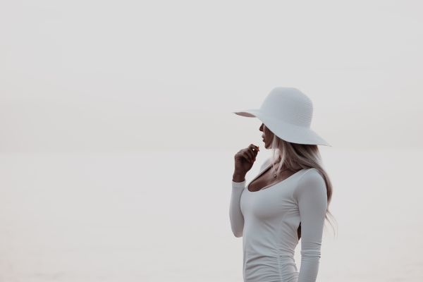Elegant Woman in White Dress Free Stock Photo