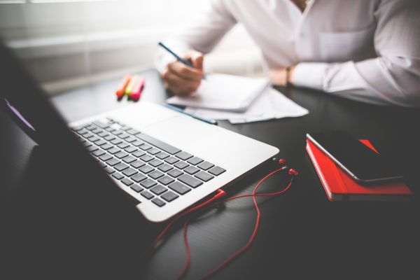 Entrepreneur Working on his MacBook Free Stock Photo