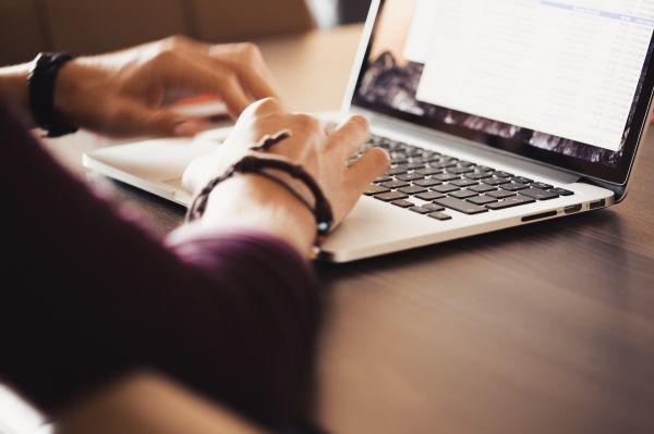 Entrepreneur Working on his MacBook Free Photo